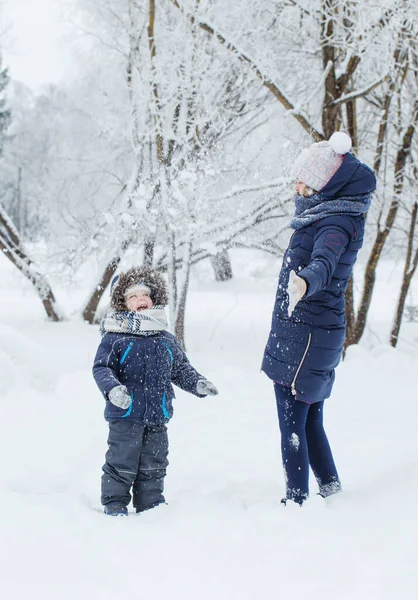 Szczęśliwy Mama Mały Syn Zimowym Parku — Zdjęcie stockowe