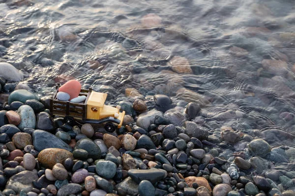 Brinquedo Carro Madeira Praia Mar Com Pedras Pôr Sol — Fotografia de Stock