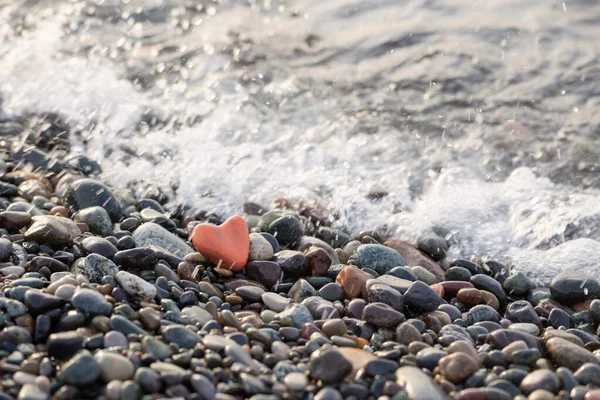 Pedra Vermelha Forma Coração Praia Por Mar — Fotografia de Stock