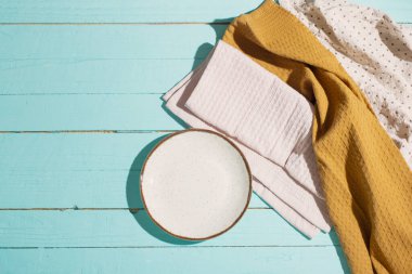 Mutfak eşyaları mavi ahşap masa üzerinde güneş ışığında