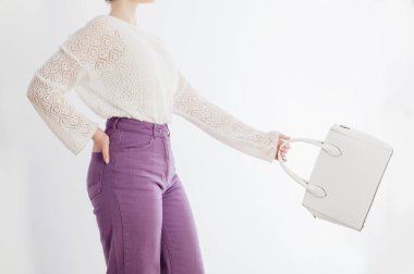 Çantası beyaz arka planda olan bir kadın.