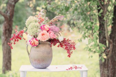 Bahçedeki ahşap rafta güzel bir buket