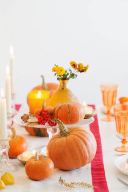 Yanan mumlar ve balkabaklarıyla sonbahar sofrası