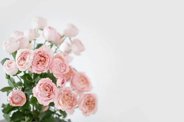 白い背景に美しいバラの花花束 — ストック写真