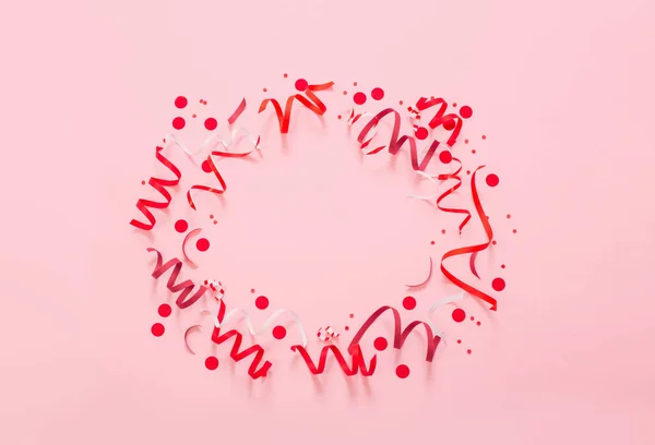 誕生日の背景とピンクのセルペンチン — ストック写真