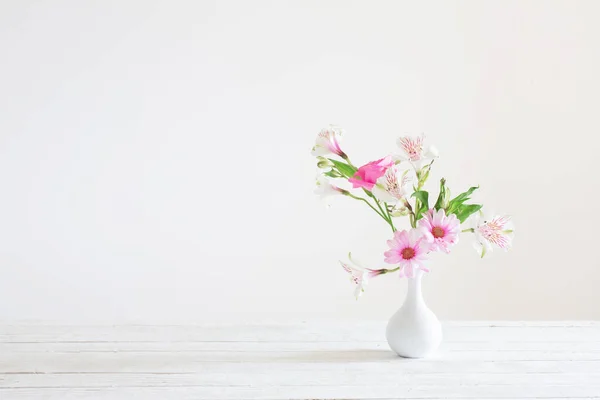Roze Witte Bloemen Vaas Witte Achtergrond — Stockfoto