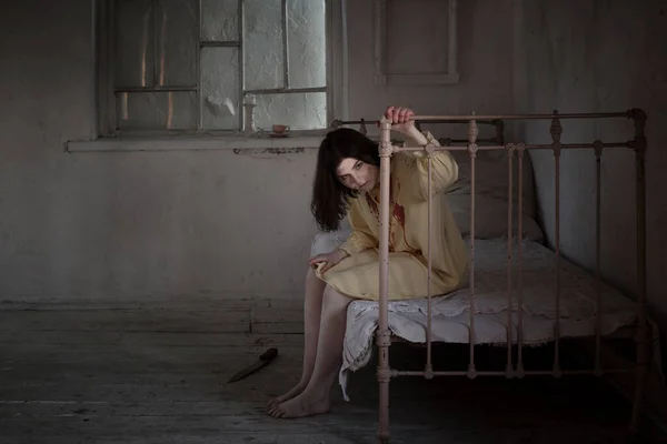Geceleri Kilitli Odada Bıçakla Kana Bulanmış Korkunç Deli Kız — Stok fotoğraf