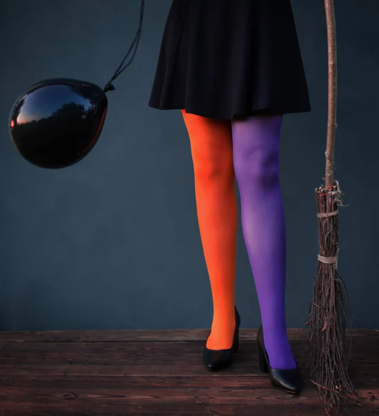 Heks Benen Veelkleurige Panty Met Zwarte Ballon Bezem Blauwe Achtergrond — Stockfoto