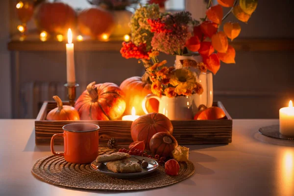 Pomarańczowy Kubek Herbaty Jesienny Wystrój Dyń Kwiatów Płonących Świec Stole — Zdjęcie stockowe