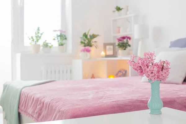 Ροζ Και Λευκό Εσωτερικό Του Υπνοδωματίου Ανοιξιάτικα Λουλούδια — Φωτογραφία Αρχείου