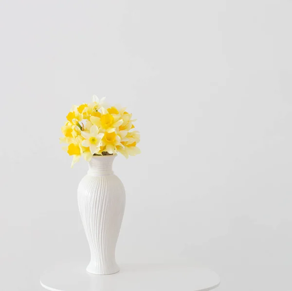 Flores Amarillas Primavera Jarrón Blanco Sobre Fondo Blanco — Foto de Stock