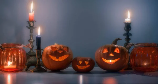 Хэллоуин Тыквы Горящими Свечами Белом Столе — стоковое фото