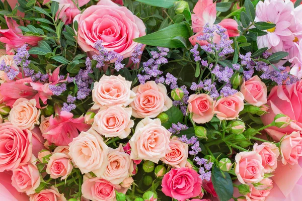 Bukiet Róż Innych Kwiatów Bliska — Zdjęcie stockowe