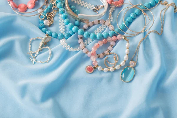 蓝色面料上的不同女性珠宝 — 图库照片