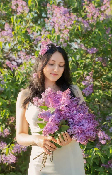 Young Girl Blooming Lilac Sunlight — Stock Photo, Image