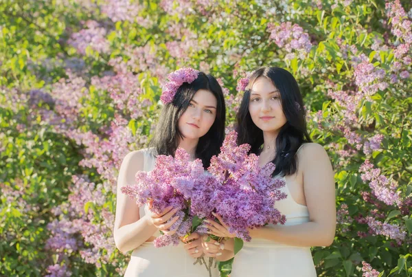 Dos Chicas Jóvenes Con Floración Lila Luz Del Sol — Foto de Stock