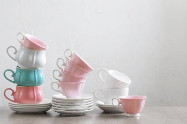 beyaz arkaplan üzerinde ahşap masa üzerinde farklı fincan grupları