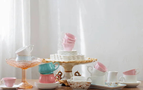 Beyaz Arka Planda Ahşap Masada Çay Servis Etmek Için Yemekler — Stok fotoğraf