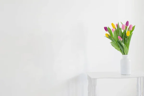 Tulpen Witte Vaas Houten Plank Witte Ondergrond — Stockfoto