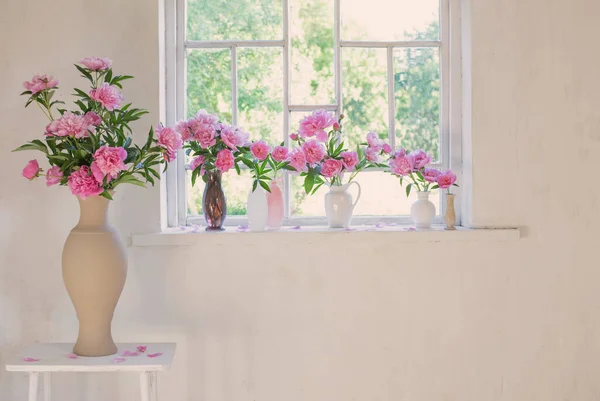 ピンク牡丹の花瓶にグランジホワイトのインテリア — ストック写真