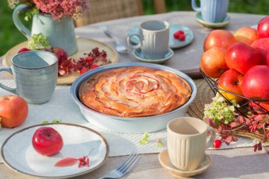 Güneşli bir günde bahçedeki masada elmalı turta.