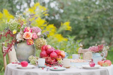 Güneşli bir günde bahçedeki masada elmalı turta.