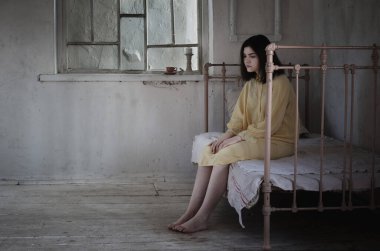 Korkutucu kilitli odada genç bir kız. Adam kaçırma, korku filmi.