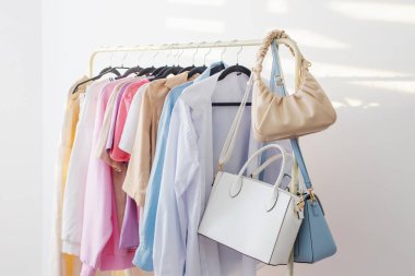 Beyaz odada kadın gardırobu