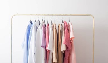 Beyaz odada kadın gardırobu