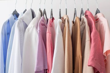 Beyaz odada kadın gardırobu