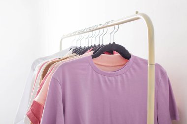 Beyaz odada kadın gardırobu