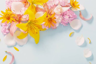 Güzel yaz çiçekleri mavi kağıt arka planda