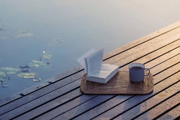 在夏湖的木制码头边喝咖啡和看书 — 图库照片