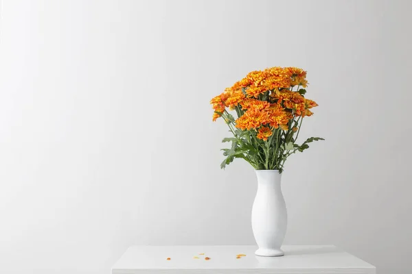 白い背景に白い花瓶のオレンジ菊 — ストック写真