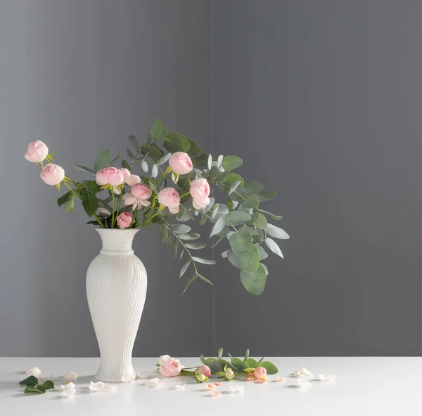 背景灰墙上陶瓷白色花瓶中的粉红玫瑰束 — 图库照片