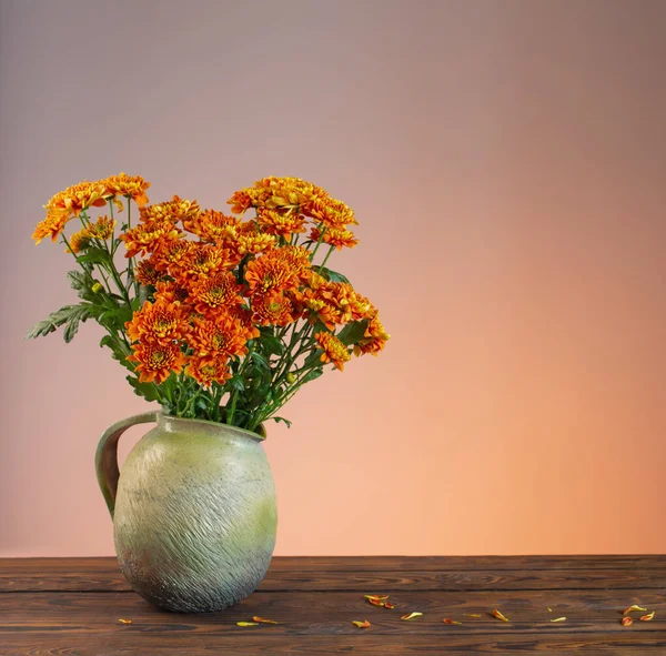 木制底座花瓶中的橙色菊花 — 图库照片