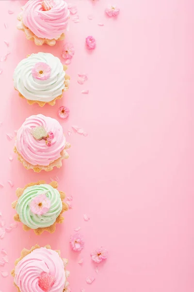 Cupcakes Color Rosa Verde Con Flores Primavera Sobre Fondo Rosa — Foto de Stock