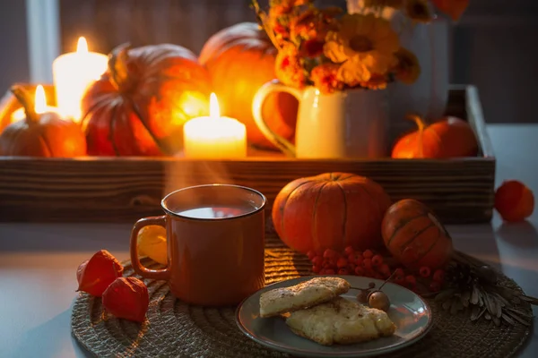 Xícara Laranja Chá Decoração Outono Com Abóboras Flores Velas Chamas — Fotografia de Stock