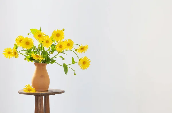 Flores Amarelas Primavera Vaso Fundo Branco — Fotografia de Stock