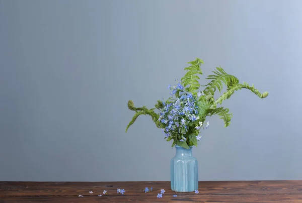 Wilde Bloemen Vaas Achtergrond Blauwe Muur — Stockfoto