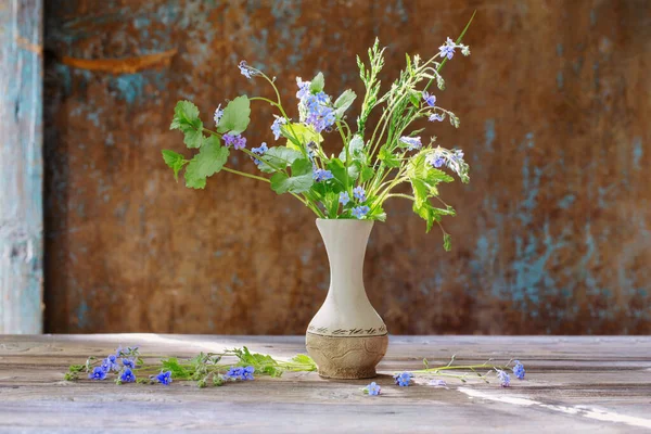 Wilde Bloemen Vaas Achtergrond Oude Muur — Stockfoto
