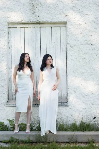 Duas Meninas Vestido Branco Fundo Parede Branca Velha — Fotografia de Stock
