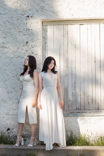 Δύο Νεαρά Κορίτσια Λευκό Φόρεμα Φόντο Παλιό Λευκό Τοίχο — Φωτογραφία Αρχείου