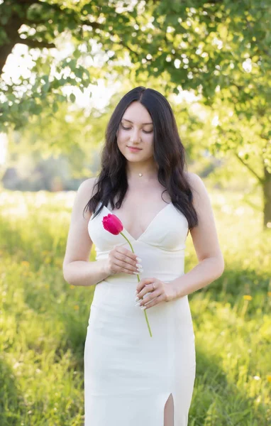 Молода Дівчина Білій Сукні Рожевими Тюльпанами Весняному Парку — стокове фото