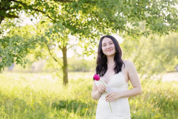 Jong Meisje Witte Jurk Met Roze Tulpen Lente Park — Stockfoto