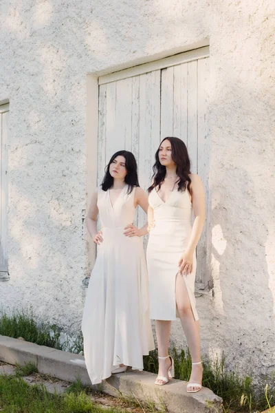 Duas Meninas Vestido Branco Fundo Parede Branca Velha — Fotografia de Stock