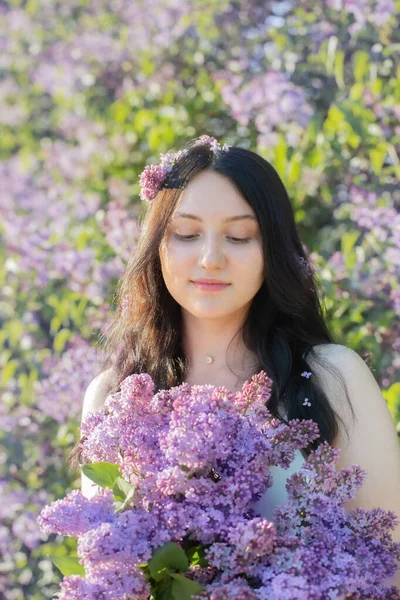 Genç Kız Güneş Işığında Çiçek Açan Leylakla — Stok fotoğraf