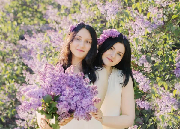 Två Unga Flickor Med Blommande Syren Solljus — Stockfoto