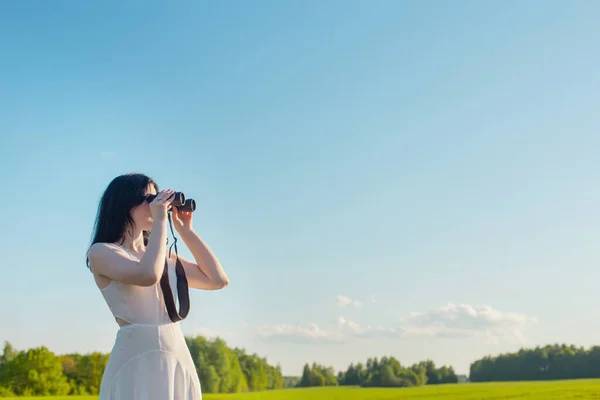 Chica Joven Con Binocular Fondo Cielo Azul —  Fotos de Stock