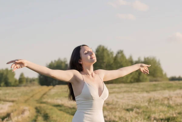 Retrato Mujer Joven Vestido Blanco Aire Libre — Foto de Stock